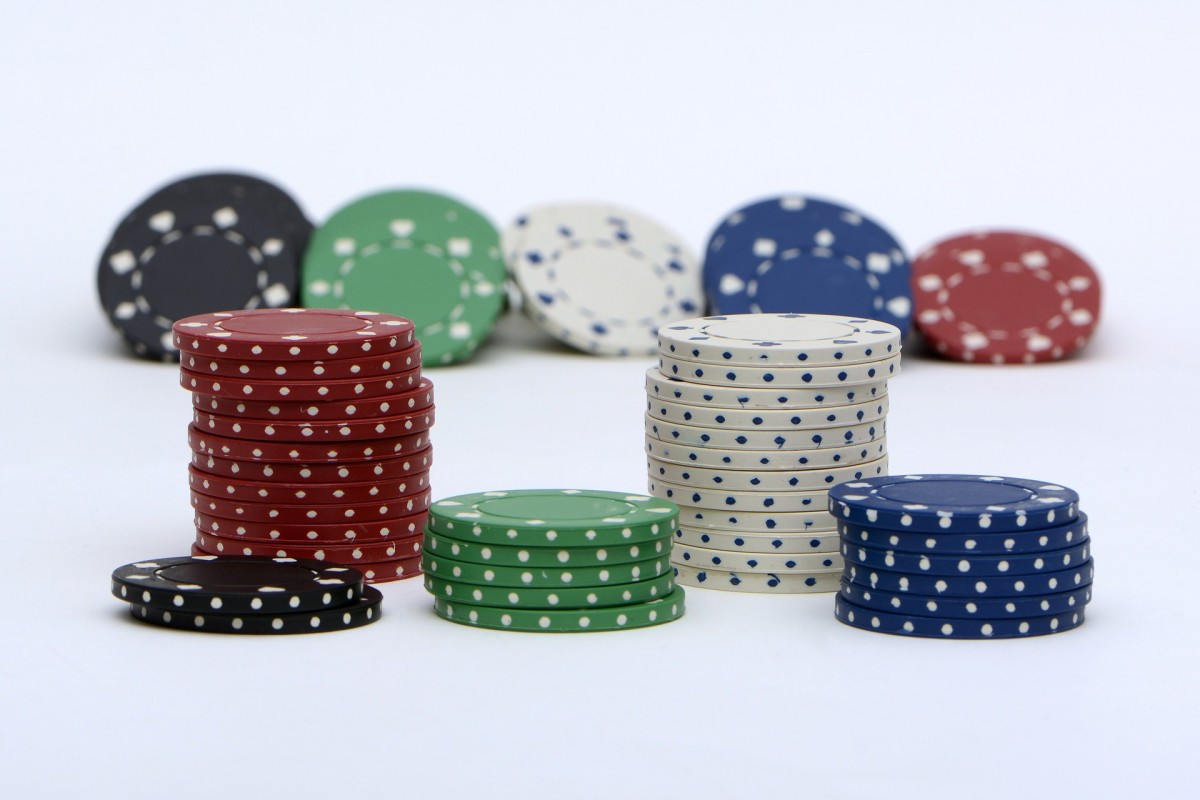 Flere innsaster kreves for å spille Texas Hold'em Poker